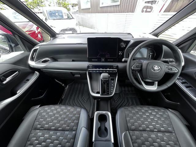 Toyota VOXY 2023