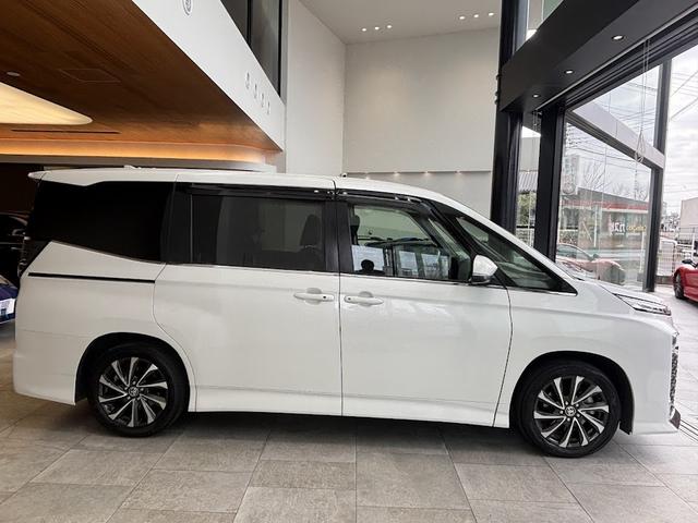 Toyota VOXY 2023
