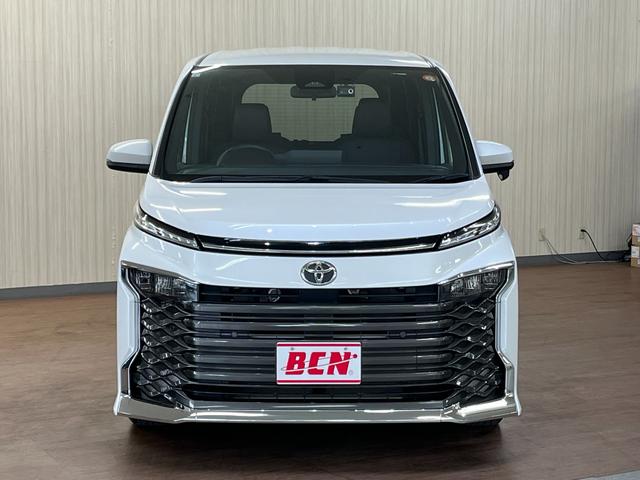 Toyota VOXY 2023