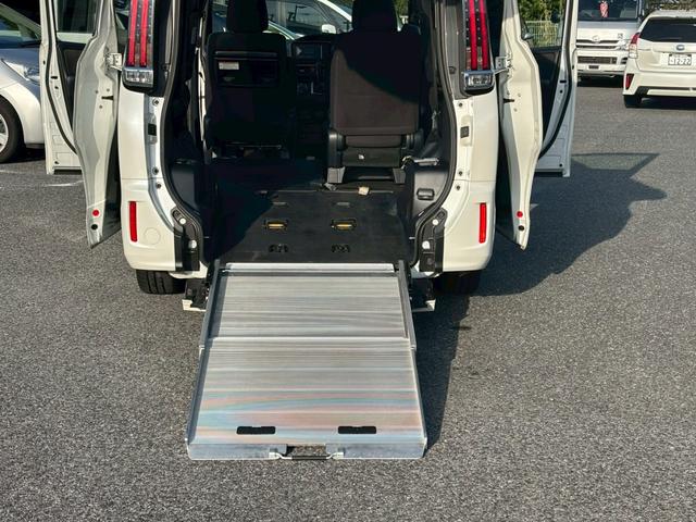 Toyota NOAH 2021