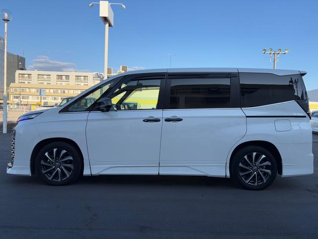 Toyota VOXY 2024