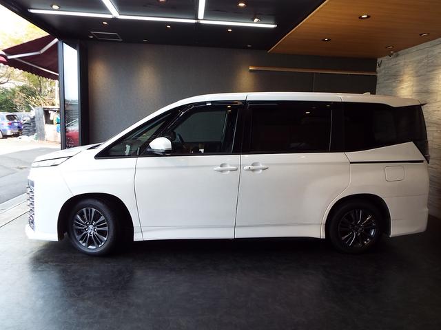 Toyota VOXY 2023