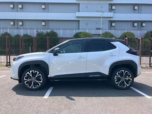 Toyota YARIS CROSS 2025